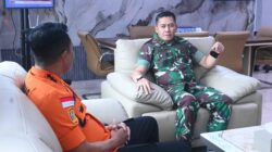 Danlanud Sultan Hasanuddin Terima Penghargaan Basarnas atas Dedikasi Operasi SAR ATR 42-500