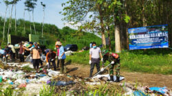 Ciptakan Lingkungan Bersih, Koramil Sutojayan Bersama Warga, DLHK Dan PJT Kab. Blitar Bersihkan Sampah Di Hulu Bendungan Sungai Brantas