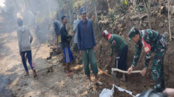 Babinsa Tapakrejo Bersama Warga Gelar Kerja Bakti Bersihkan Jalan Kampung