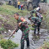 Peringati Hari Juang Kartika Ke-79, Koramil 0808/01 Sukorejo Gelar Aksi Bersih Sungai Di Kepanjenkidul