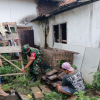 Wujudkan Kemanunggalan dengan Rakyat, Babinsa Kelurahan Kanigoro Bantu Rehab Rumah Warga Untuk Layak Huni