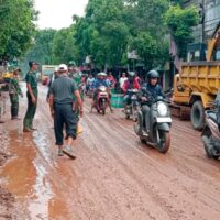 Dandim 0811/Tuban Tinjau Lokasi Yang Terdampak Banjir Di Wilayah Kecamatan Rengel