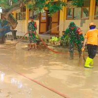 Babinsa Kodim 0811/Tuban Bersama Masyarakat Bahu-Membahu Pembersihan Jalan Pasca Banjir Bandang