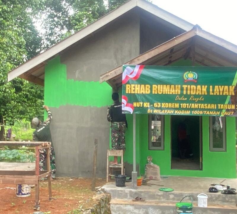 Kodim 1009/Tanah Laut Bedah Rumah Nenek Boinem di HUT Korem 101/Antasari