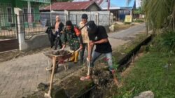 Bersama Babinsa dan Bhabinkamtibmas, Warga Mandingin Gotong Royong Bersih Lingkungan