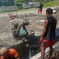 *Karya Bhakti Babinsa Koramil 1512-02/Patani Guna Cegah Banjir*