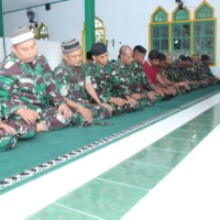 Sesibuk Apa Pun, Jangan Lupa Beribadah: Prajurit Kodim 1505/Tidore Tunaikan Shalat Berjamaah di Masjid Asmil