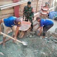 Ringankan Beban Masyarakat di Desa Binaan, Babinsa Koramil 1512-01/Weda Giat Karya Bakti Rumah Layak Huni