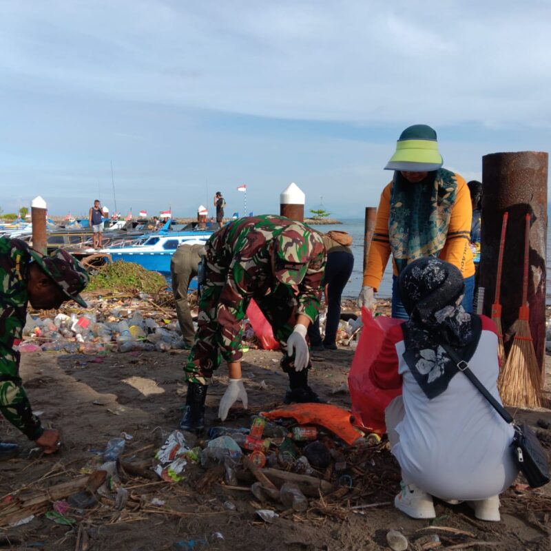 Bersatu Jaga Lingkungan, TNI-Polri dan DLH Bersihkan Pantai Sofifi