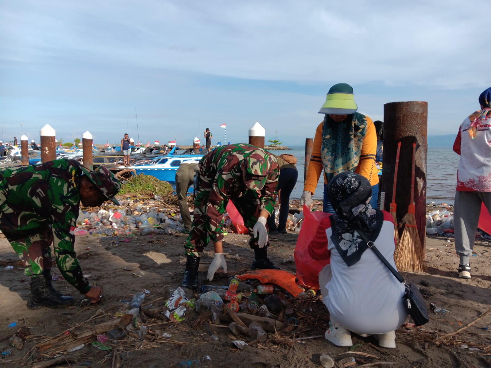 Bersatu Jaga Lingkungan, TNI-Polri dan DLH Bersihkan Pantai Sofifi