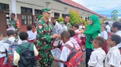 Dandim 1715/Yahukimo Serahkan Bantuan KASAD Tas dan Seragam Sekolah kepada Anak Sekolah di Dekai Yahukimo