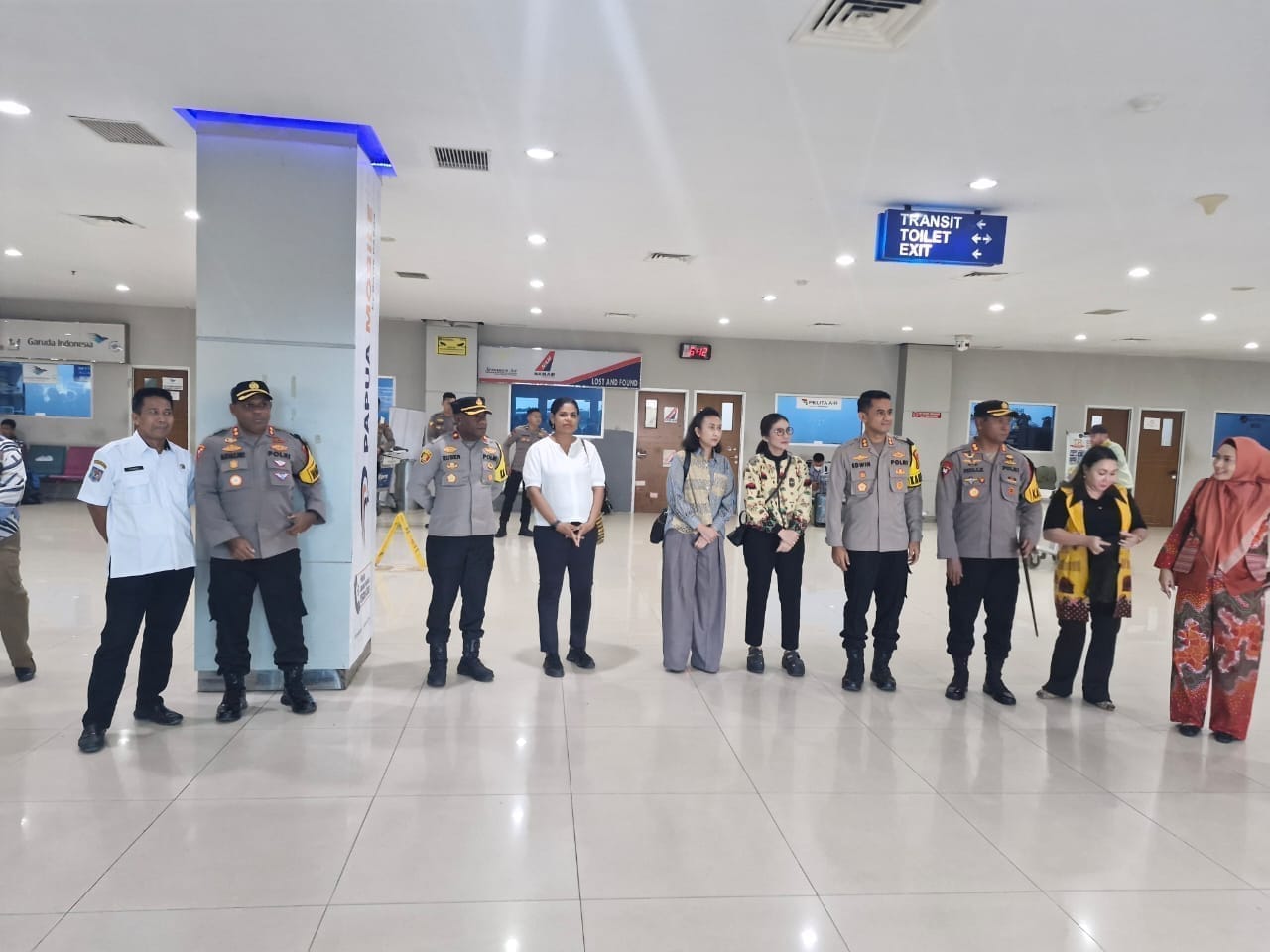 Kapolres Maybrat dan Ketua Bhayangkari Cabang Maybrat, Hadiri Penjemputan Wakapolda Papua Barat Daya di Bandara Sorong