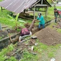 Babinsa Kodim 1505 Tidore Bersama Warga Kerja Bakti Pembersihan Selokan