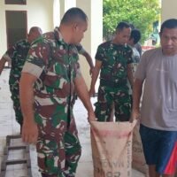 Peduli Rumah Ibadah, Anggota Koramil 1505-01 Tidore dan Warga Bersihkan Masjid