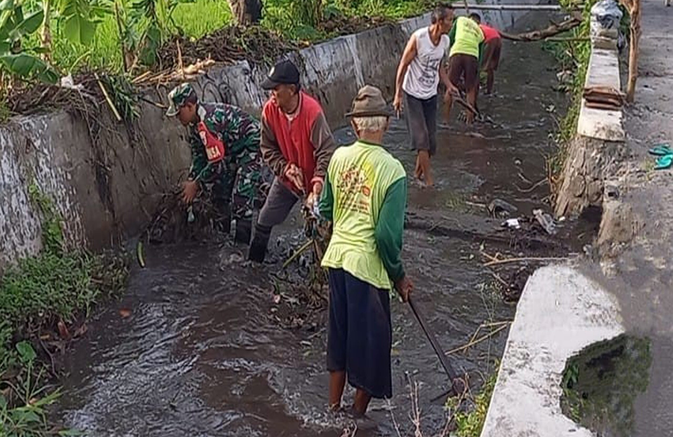Antisipasi Sumbatan Aliran Sungai, Babinsa Beserta Warga Kelurahan Sananwetan Gelar Minggu Bersih