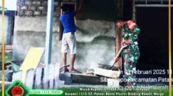 Wujud Kepedulian, Babinsa Desa Sibenpopo Koramil 1512-02/Patani Bantu Plester Dinding Rumah Warga di Wilayah Binaan
