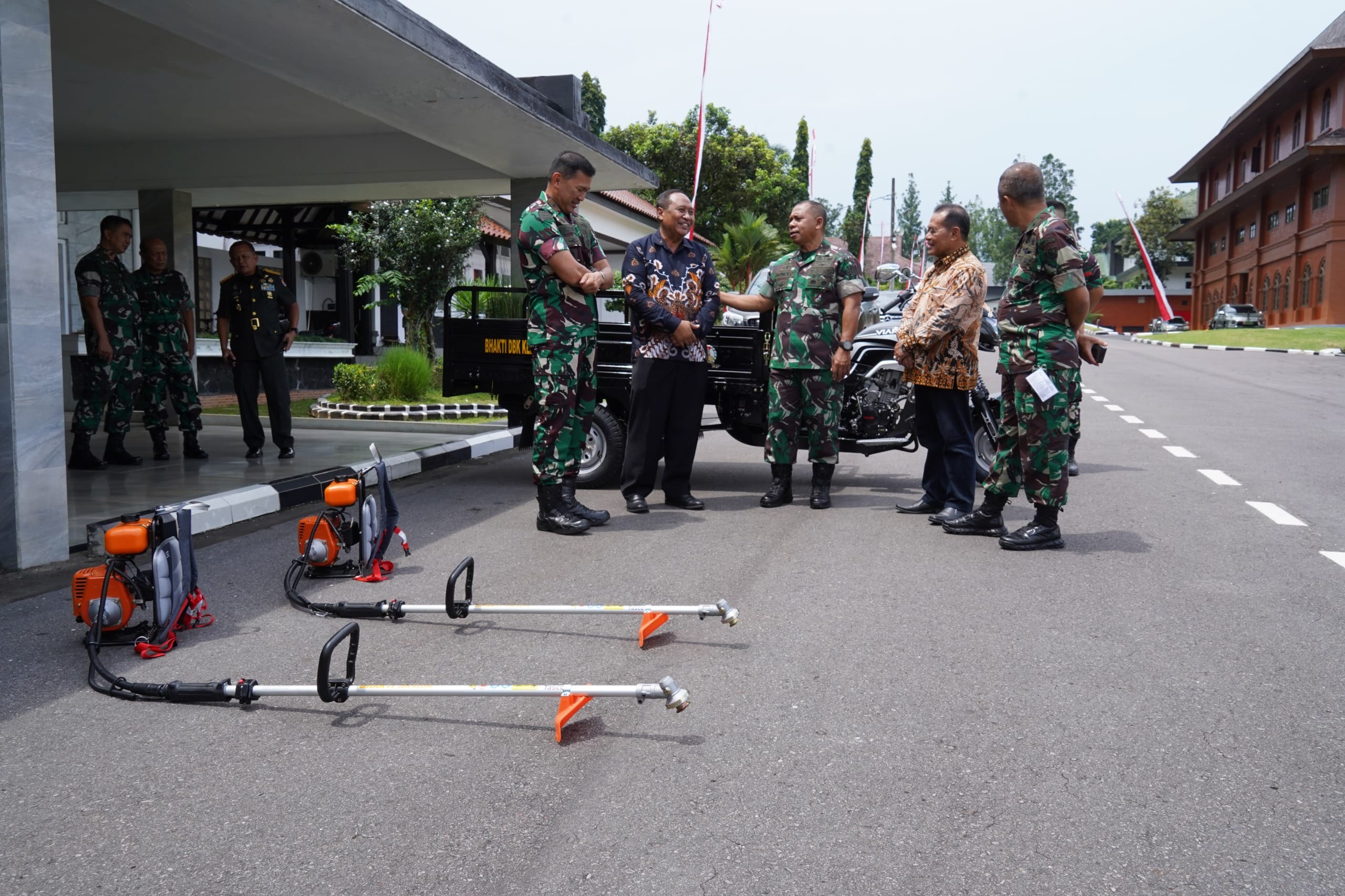 DBK-BRW Kediri, Serahkan Bantuan Sarana Operasional ke, Akademi Militer