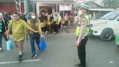 Anggota Polsek Cikupa Laksanakan Protap Gatur Lalin di Depan PT Cingluh