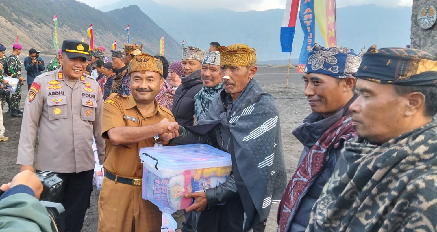 Kapolres Probolinggo Bagikan Sembako untuk Pelaku Usaha Kecil di Bromo