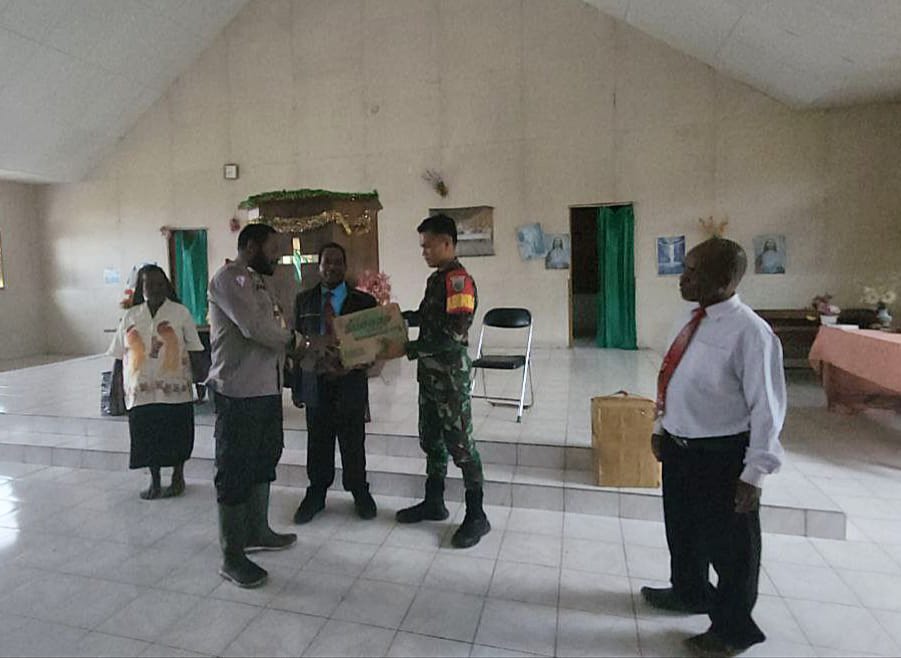 Bersinergi Dalam Membantu Masyarakat Binaan, Babinsa Koramil Jila Bersama Bhabinkamtibmas Bagikan Sembako Kepada Jemaat Gereja