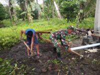 Tak Kenal Lelah, Babinsa Koramil 1505-04/Oba Tetap Bantu Warga Meski Berpuasa