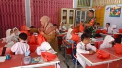 Babinsa Lakukan Pemantauan Pembagian Takjil Program Makan Bergizi Gratis (MBG) di Sekolah Dasar