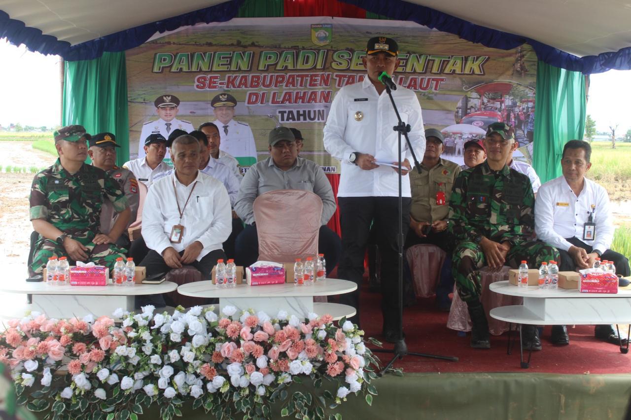 Bersama Bupati Tala, Dandim 1009/Tanah Laut Ikuti Panen Raya Padi