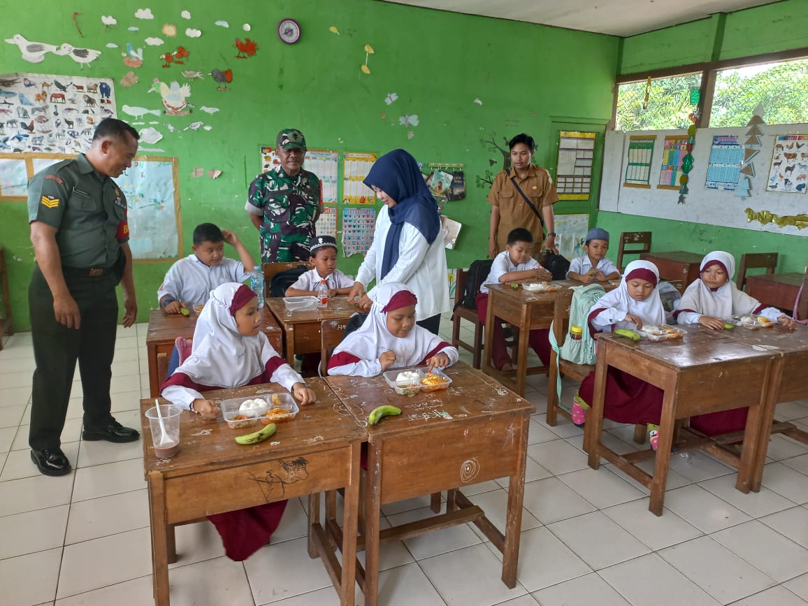 Babinsa Kodim 1002/HST Dampingi Program Pemberian Makan Bergizi Gratis untuk Siswa di Kecamatan Barabai