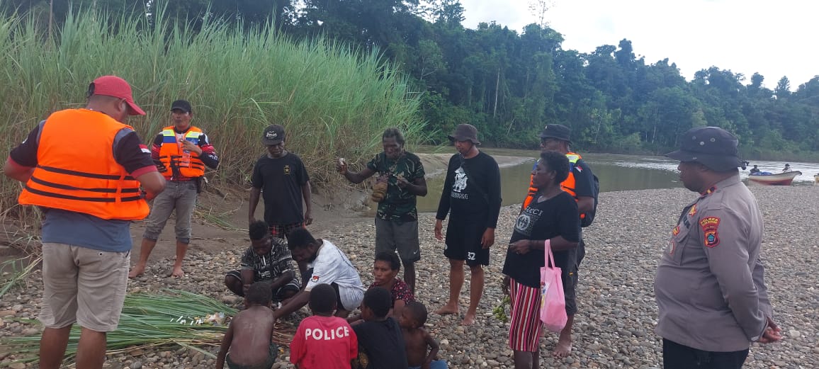 Ritual Adat Moskona Digelar di Sungai Rawara, Doa Leluhur Iringi Pencarian Iptu Samuel yang Hanyut