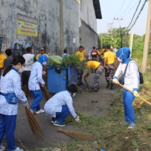 Satkor Koarmada III Bersama Warga Wonosari dan DLH Surabaya Gelar Baksos dan Kerja Bakti di Bantaran Sungai