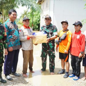 Koramil Kota Bangun Salurkan Bantuan Kepada Masyarakat yang Terdampak Musibah Banjir