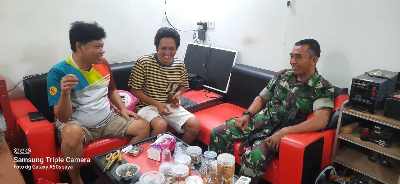 Melalui Komsos Babinsa Ajak Pemuda Aktif dalam Kegiatan Gotong Royong dan Olahraga