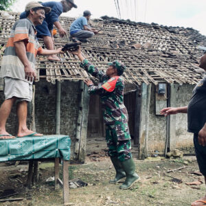 Gotong Royong Rehab Rumah Di Kaligambir, Babinsa Dan Warga Wujudkan Kepedulian Bersama