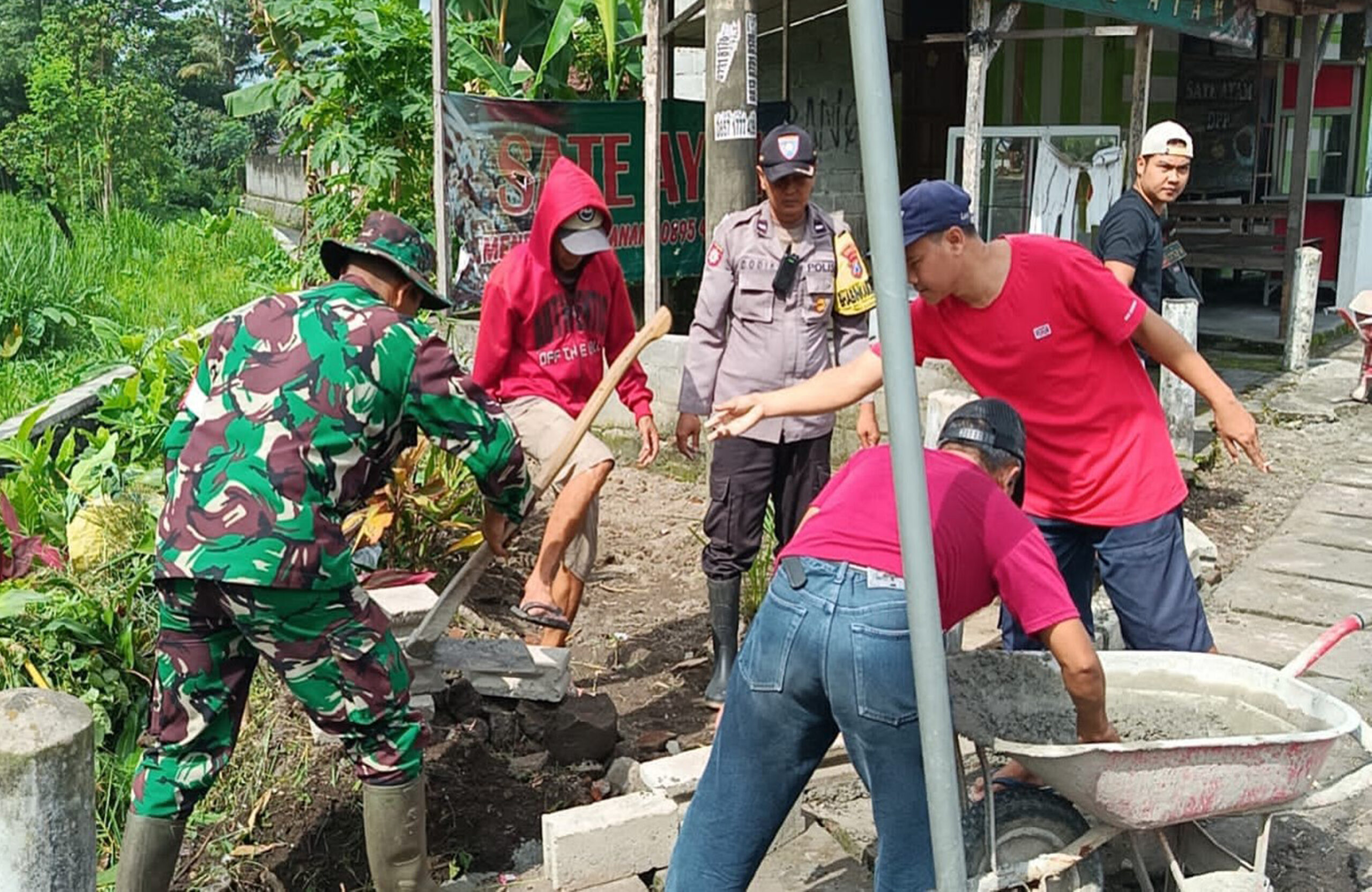 Jumat Bersih, Babinsa Pakunden Inisiasi Gotong Royong Di Lingkungan Sukorejo