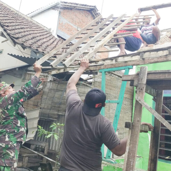 Kepedulian Bersama, Babinsa Beserta Masyarakat Kepanjenkidul Gotong Royong Perbaiki Atap Rumah Warga