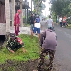 Jumat Bersih Bersama Babinsa Kelurahan Klampok Dan Warga, Kerja Bakti Wujudkan Lingkungan Bersih Dan Sehat