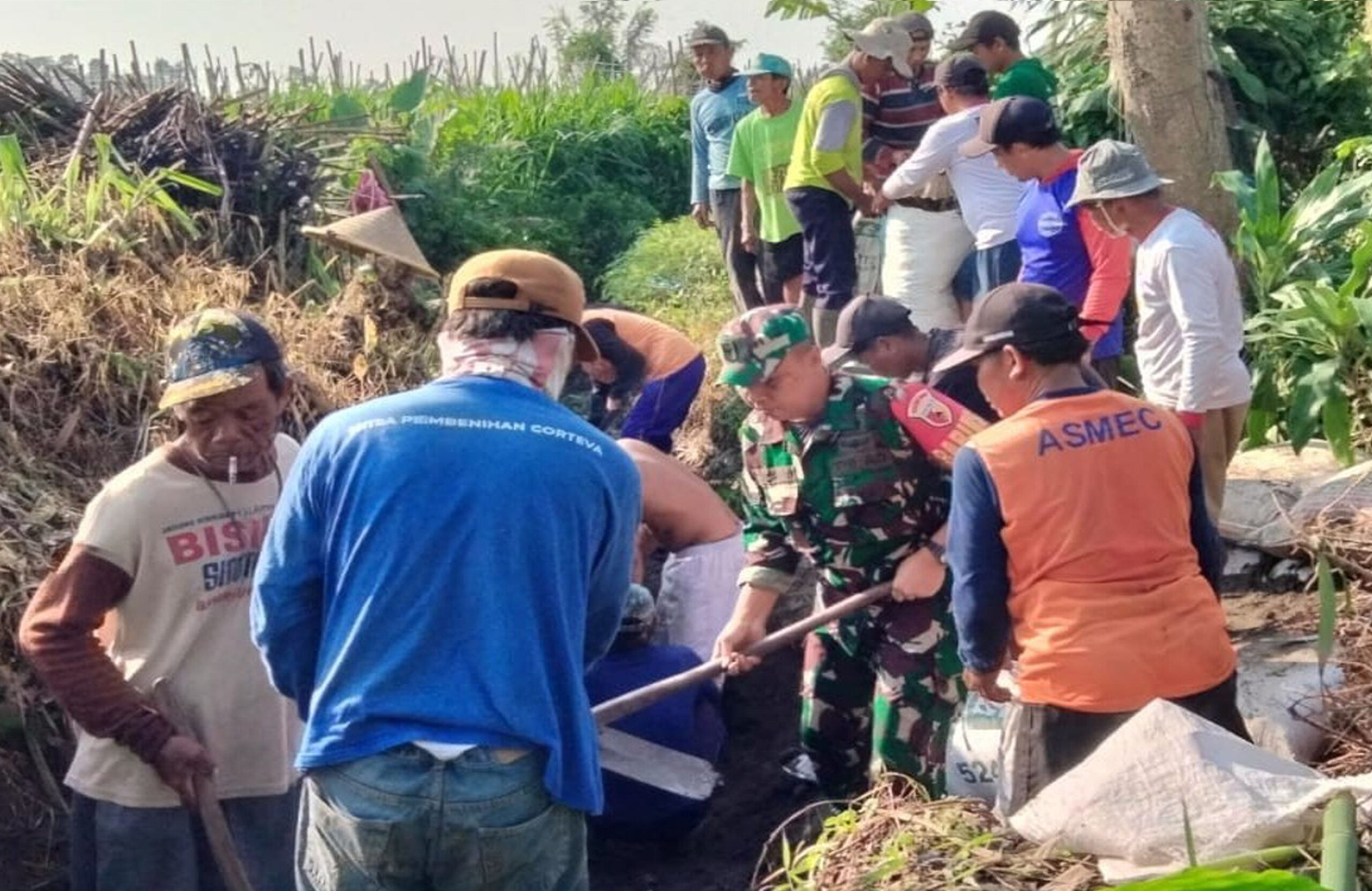 Gotong Royong Babinsa Sumberagung Dan Poktan Tirto Agung Bersihkan Saluran Air Untuk Kelancaran Irigasi