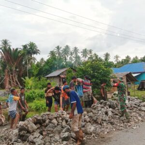 Gotong Royong Jadi Kunci, Babinsa Kodim 1505 Tidore dan Warga Bangun Pondasi Mihrab Masjid Gotong Royong Jadi Kunci, Babinsa Kodim 1505 Tidore dan Warga Bangun Pondasi Mihrab Masjid