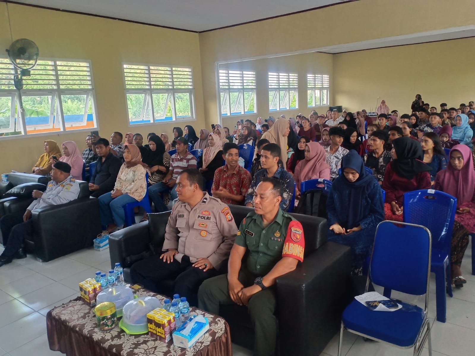 Babinsa dan Bhabinkamtibmas Hadiri Pengumuman Kelulusan Siswa di SMAN 8 Kota Tidore Kepulauan
