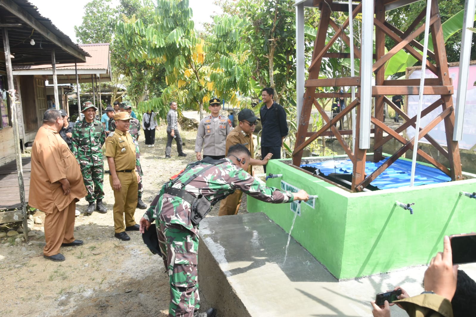 Wabup HST Apresiasi Semangat Gotong Royong TNI dan Warga TMMD 124