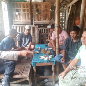 Bhabinkamtibmas Himbau Penghobi Ayam Tidak Melakukan Judi Sabung Ayam