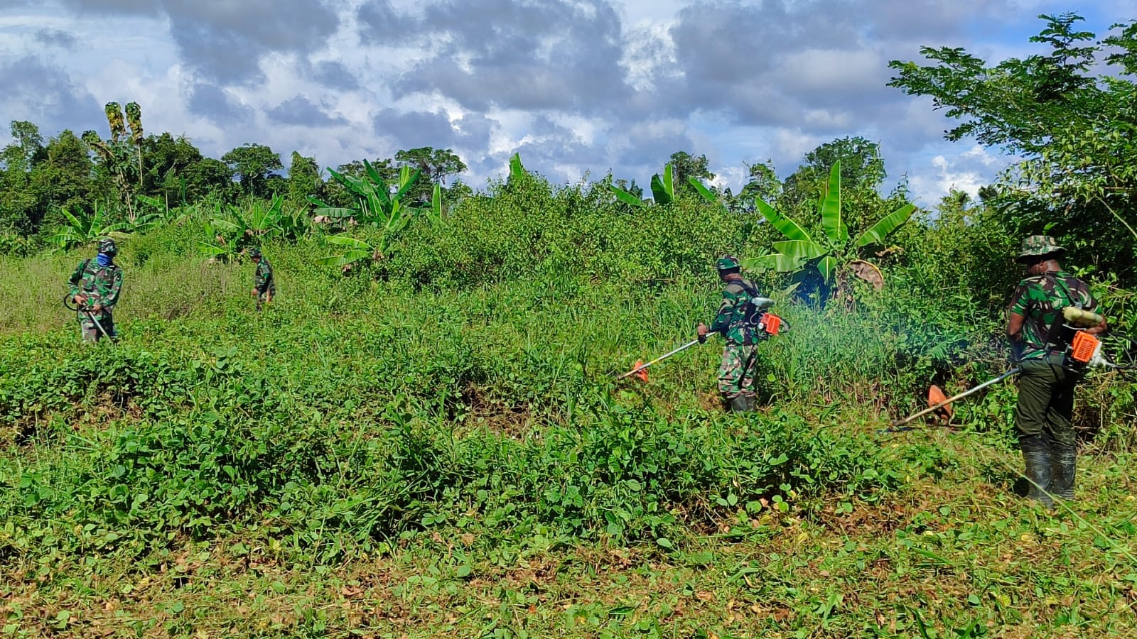 Sukseskan Program Hanpangan, Satgas TMMD Ke-124 Bersama Warga Buka Lahan Tidur Menjadi Lahan Produktif