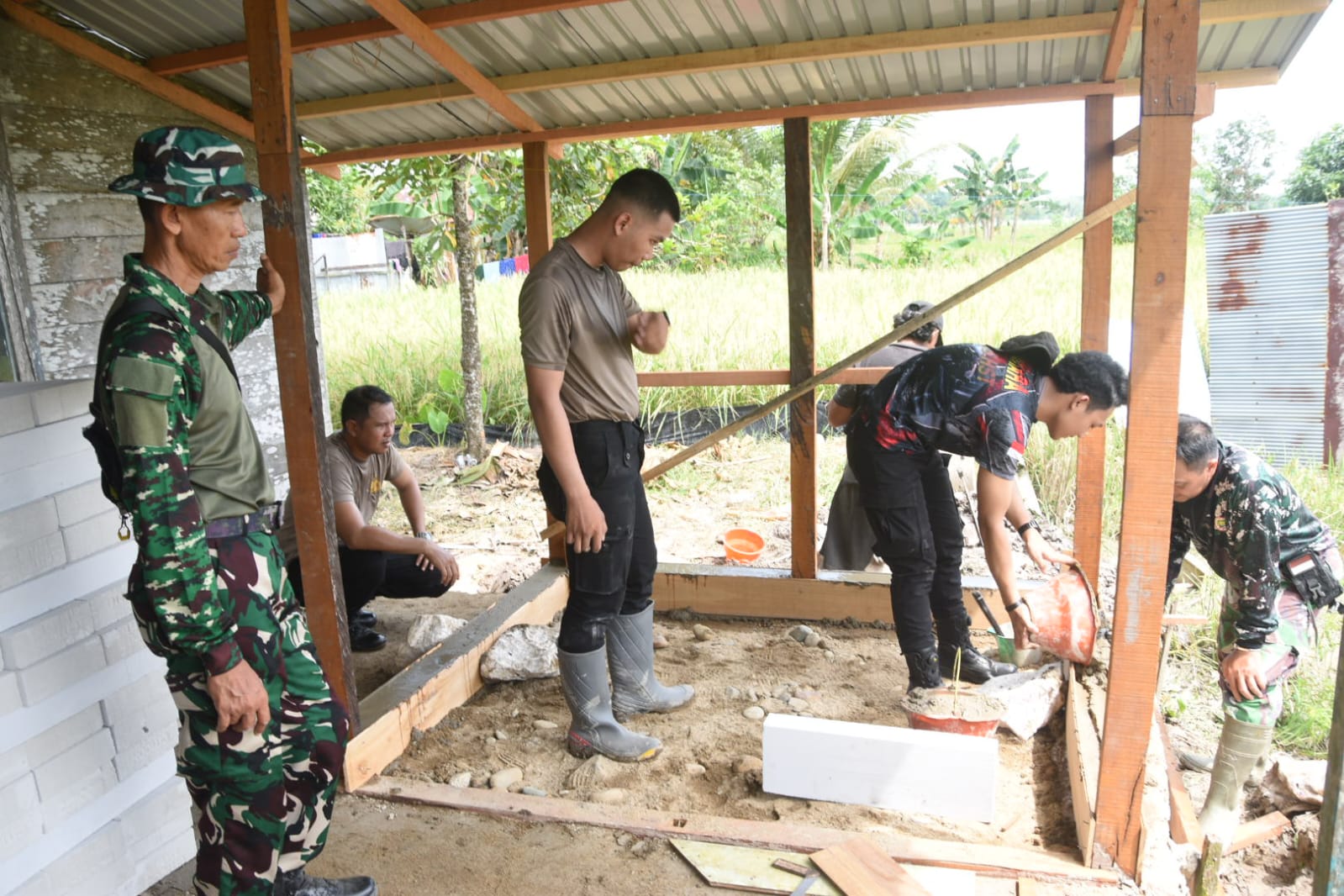 Sinergi TNI-Polri Rehabilitasi Langgar Darussalam di Haruyan