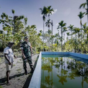 Satgas TMMD Kodim 1710/Mimika Berikan Bantuan Kolam dan Bibit Lele