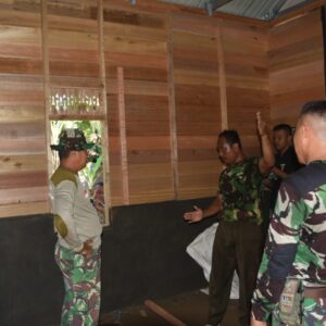 Sinergi TNI dan Warga Haruyan Bangun Rumah Layak untuk Janda Lansia Sinergi TNI dan Warga Haruyan Bangun Rumah Layak untuk Janda Lansia