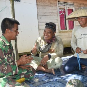 Dari Secangkir Kopi, Satgas TMMD Kodim HST dan Warga Semakin Akrab Dari Secangkir Kopi, Satgas TMMD Kodim HST dan Warga Semakin Akrab