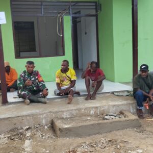 Silaturahmi Jangan Putus : Babinsa Kampung Yeflio Jalin Silaturahmi Dengan Komunikasi Sosial Silaturahmi Jangan Putus : Babinsa Kampung Yeflio Jalin Silaturahmi Dengan Komunikasi Sosial