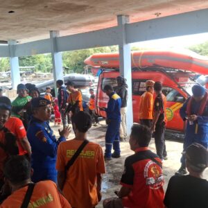 Polres Probolinggo dan Tim SAR Evakuasi Jasad ABK Hilang Laut Polres Probolinggo dan Tim SAR Evakuasi Jasad ABK Hilang Laut