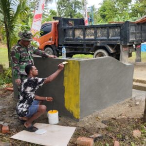 Wujudkan Pola Hidup Bersih dan Sehat di Kampung Yeflio, Satgas TMMD Ke-124 Kodim 1802/ Sorong Membangun Bak Sampah Wujudkan Pola Hidup Bersih dan Sehat di Kampung Yeflio, Satgas TMMD Ke-124 Kodim 1802/ Sorong Membangun Bak Sampah