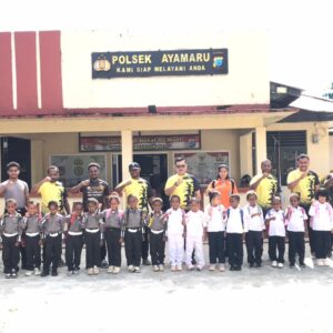 Kegiatan Edukasi dan Pengenalan Lingkungan Kepolisian oleh Polsek Ayamaru kepada Siswa PAUD Yerusalem di Ayamaru, Kabupaten Maybrat Kegiatan Edukasi dan Pengenalan Lingkungan Kepolisian oleh Polsek Ayamaru kepada Siswa PAUD Yerusalem di Ayamaru, Kabupaten Maybrat